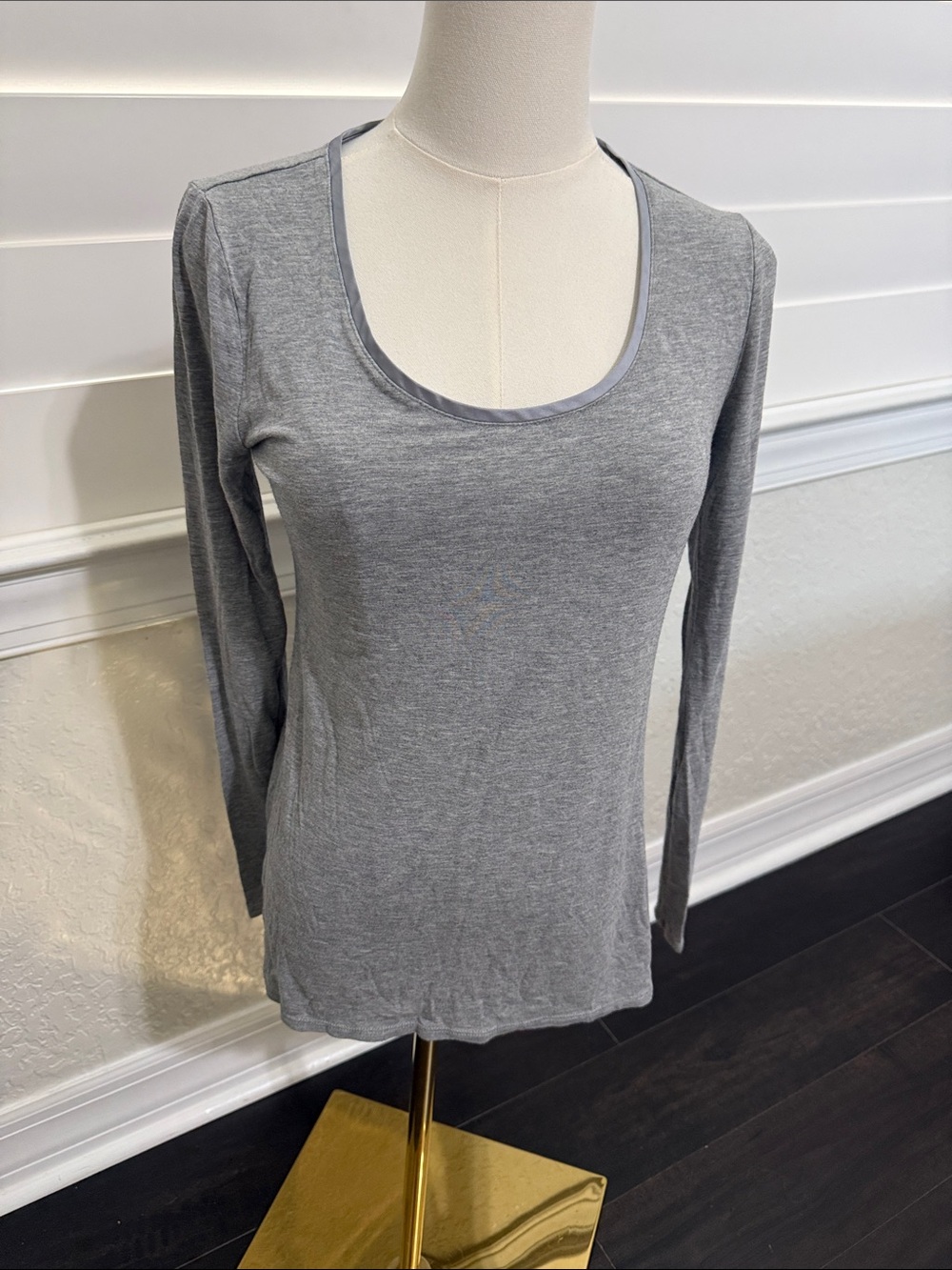 White House Black Market Heather Gray Long-Sleeve Scoop Neck Top